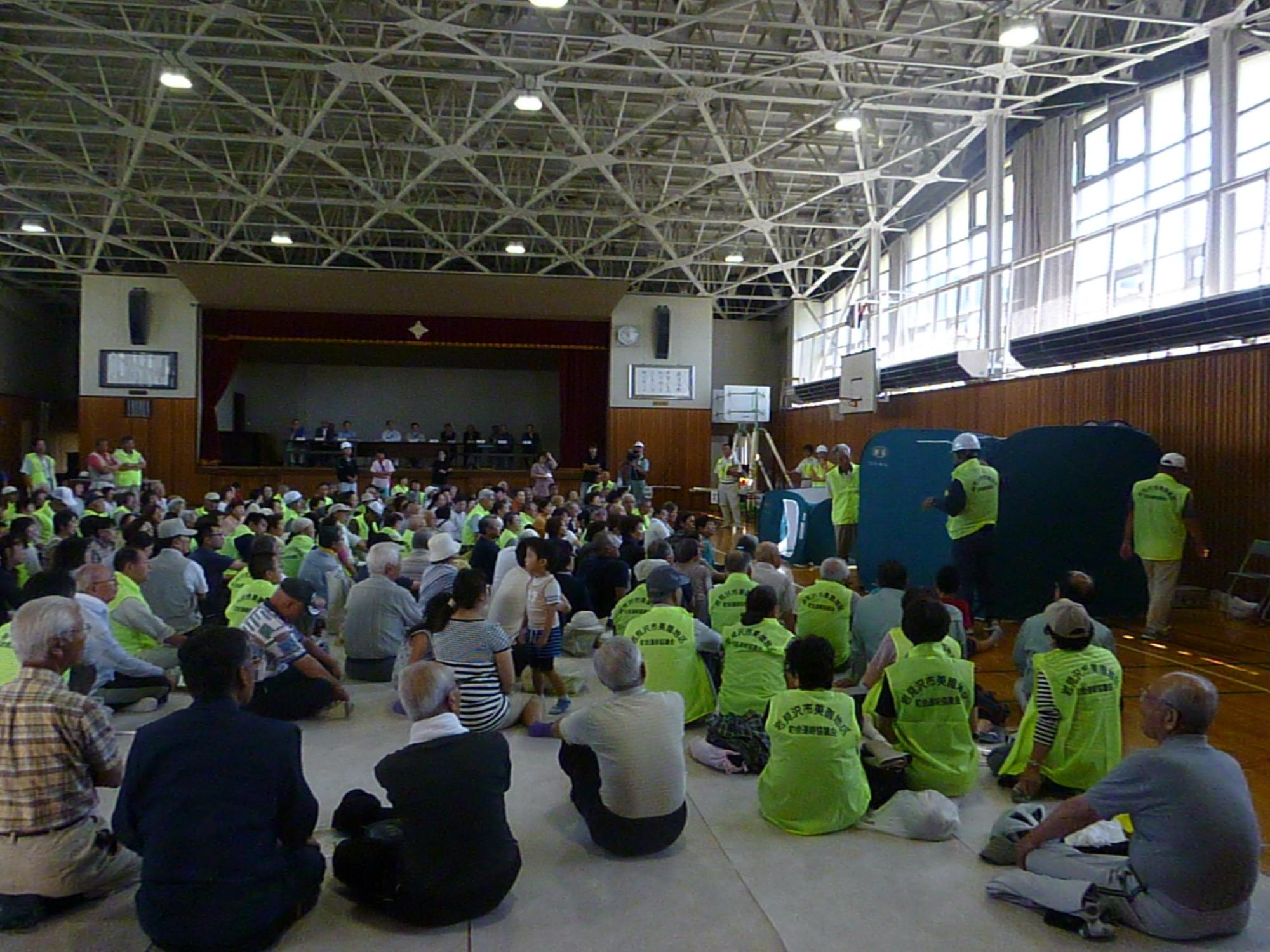 防災訓練において無線通信について説明する無線奉仕団