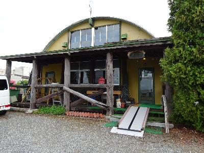かまぼこ屋根が特徴的な軽食喫茶ノマド正面の写真
