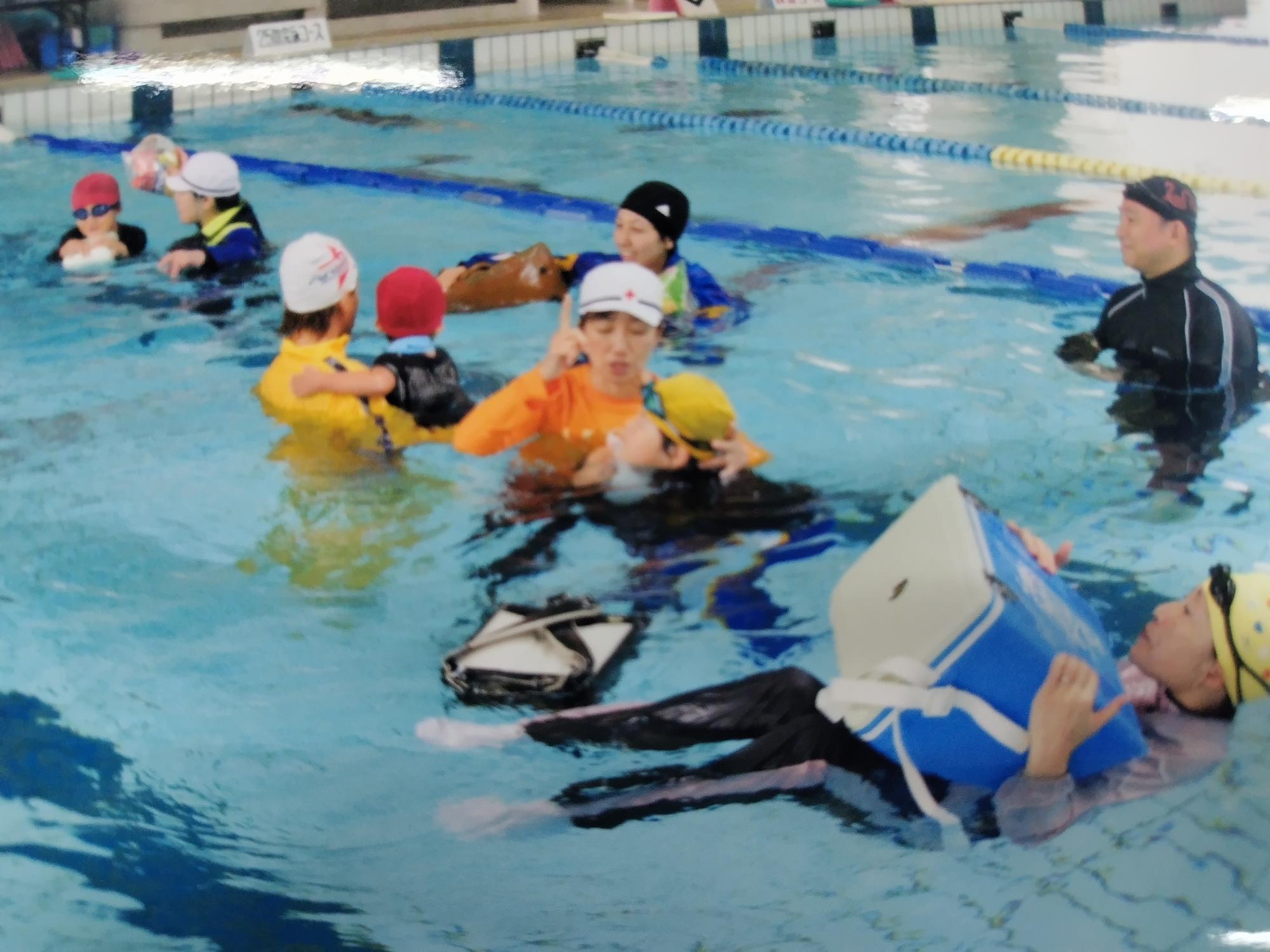 着衣水泳講習を行う水上安全奉仕団