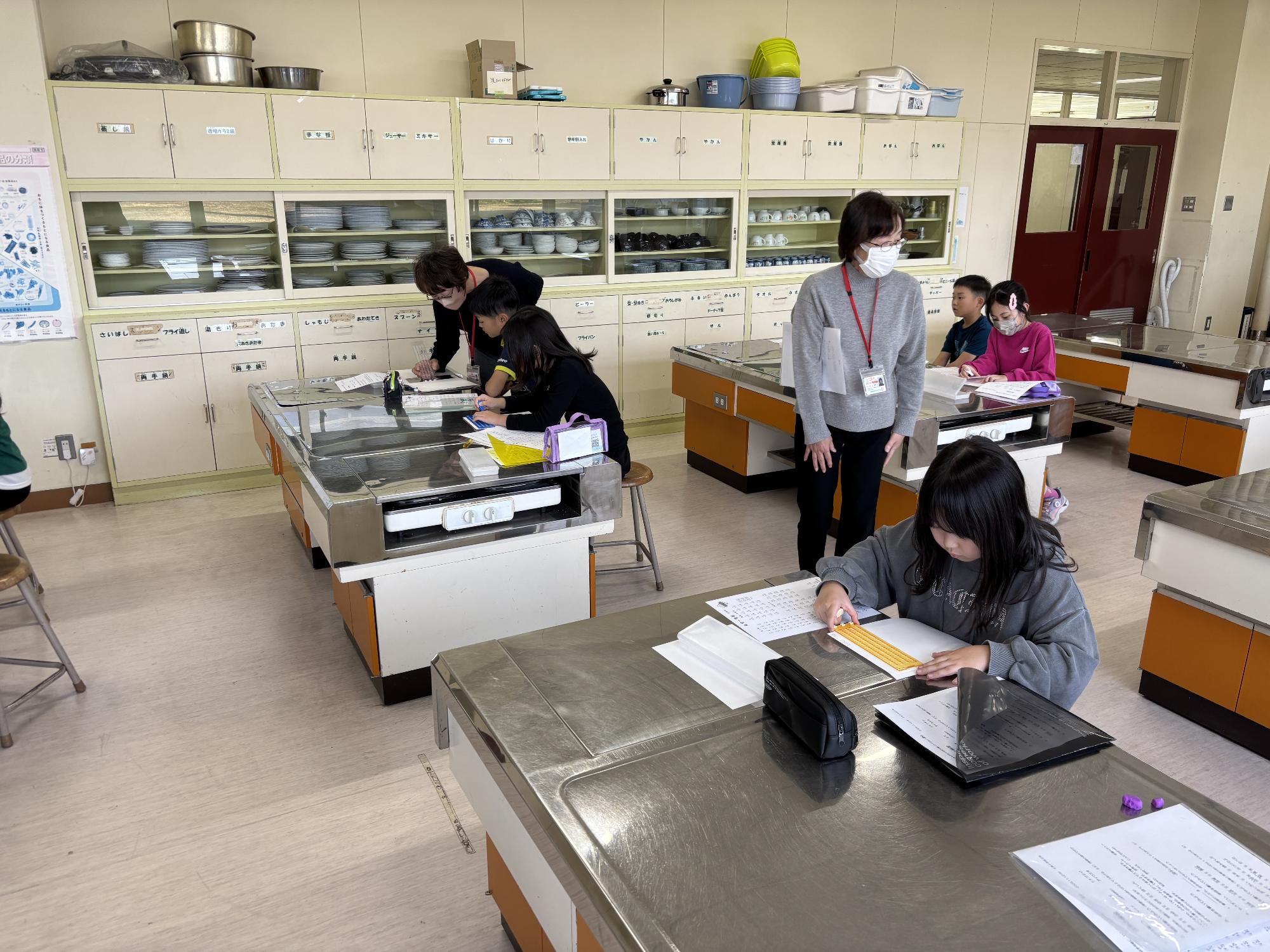 小学校で点字講習を行う点訳奉仕団