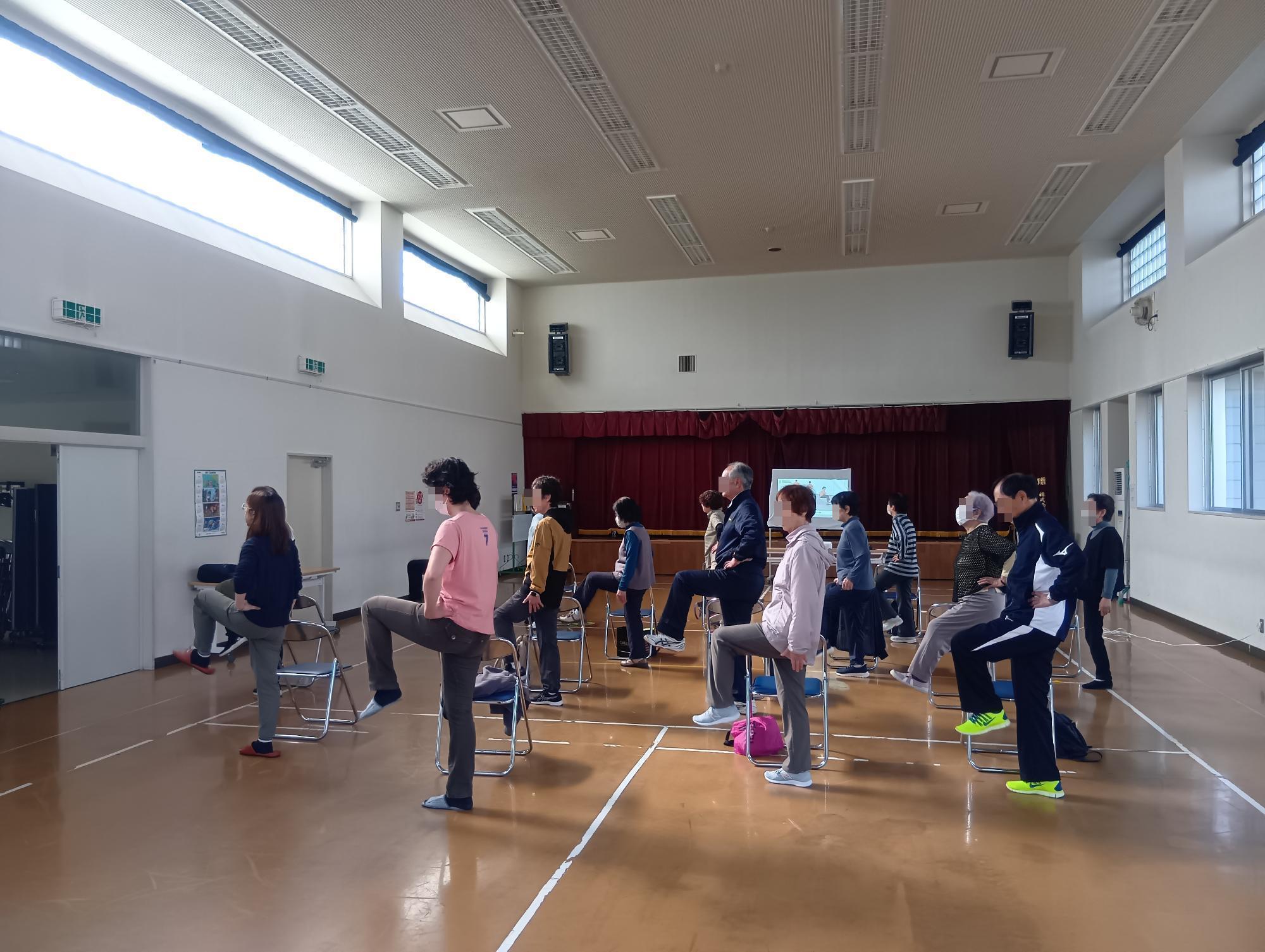 げんきアップ教室の参加者が体操をしている