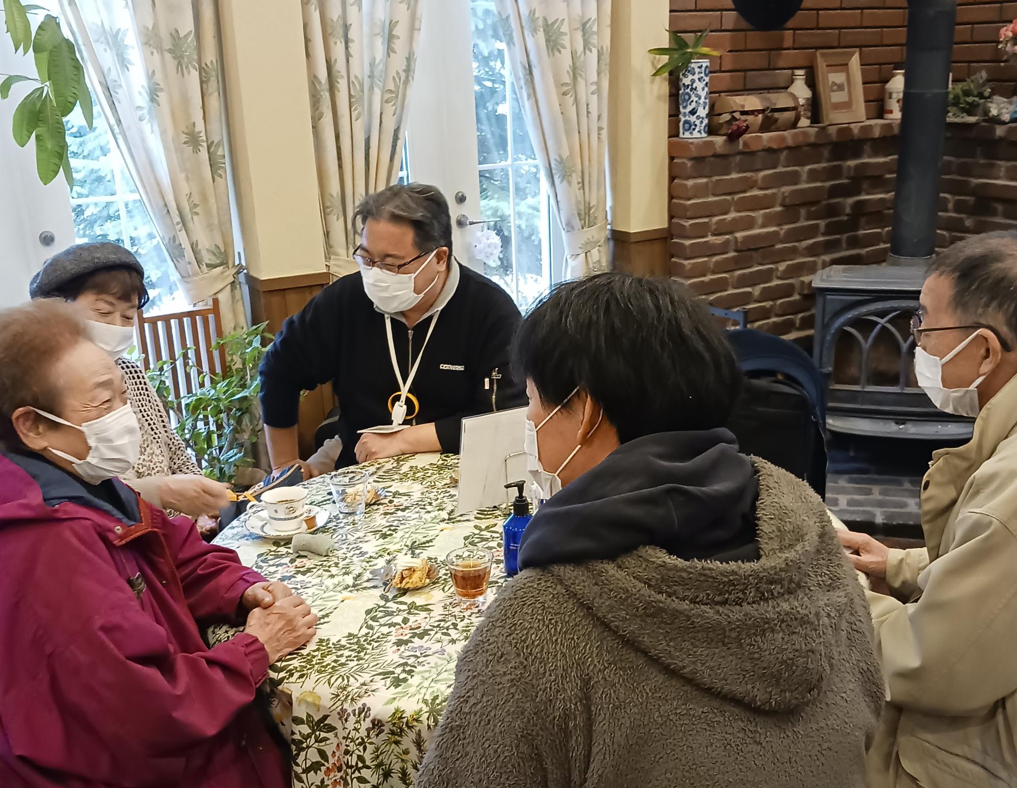 参加者が談笑している様子