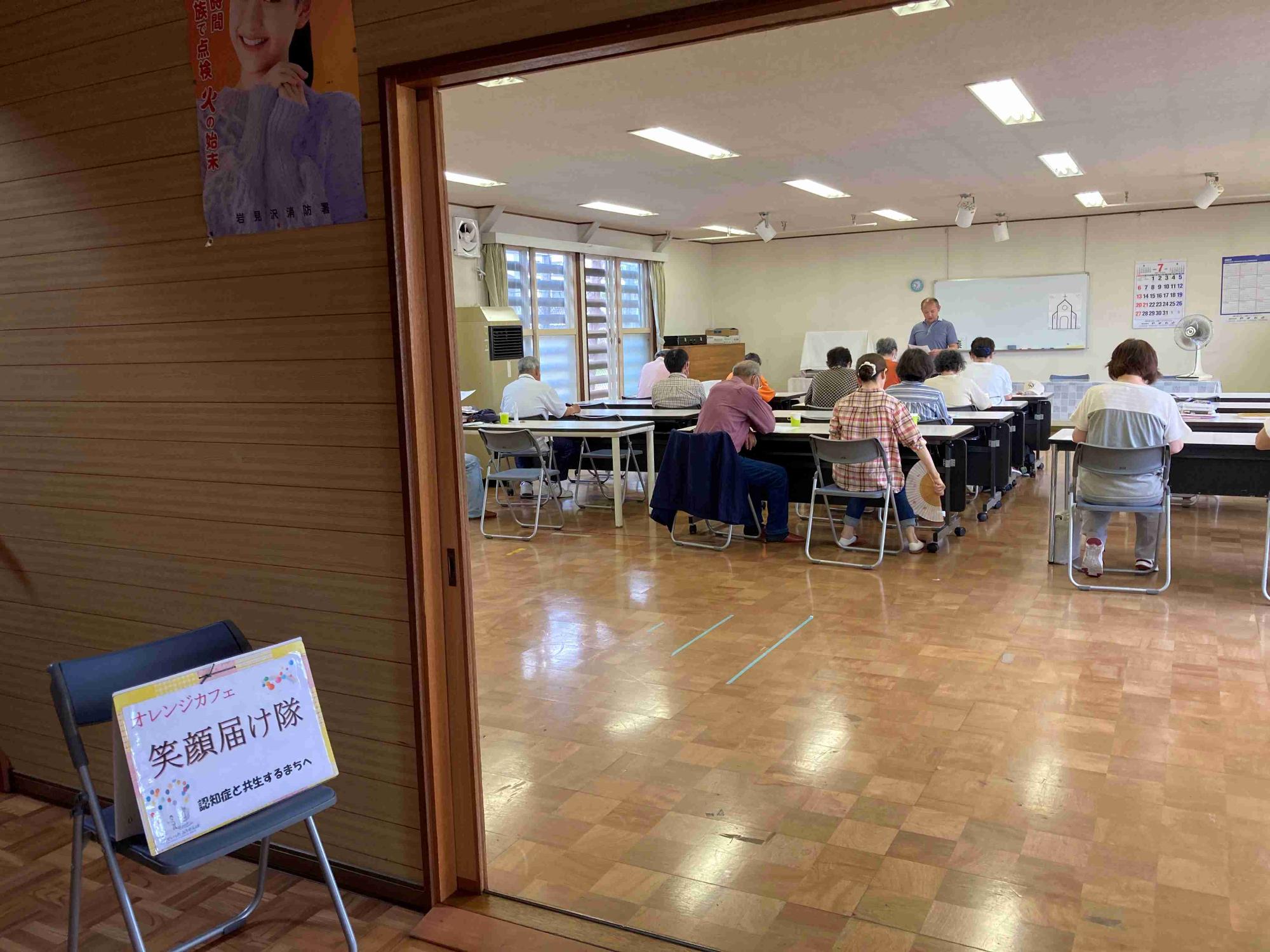 参加者が講話を聞いている様子