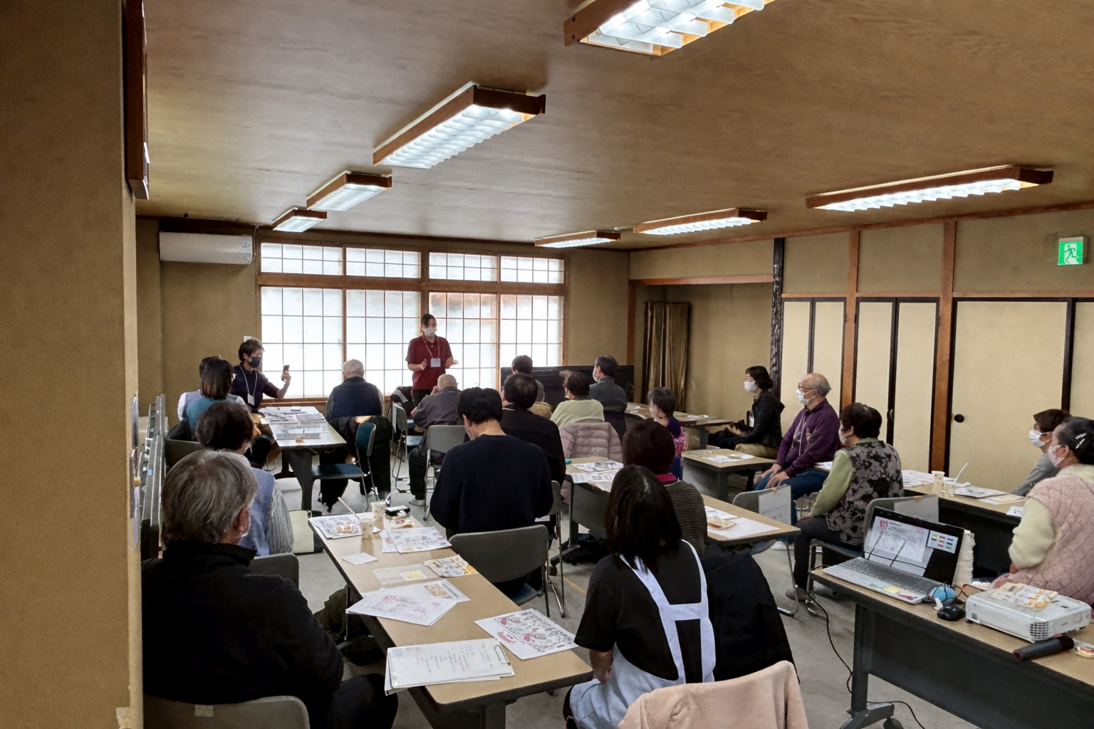 参加者が講話を聞いている様子