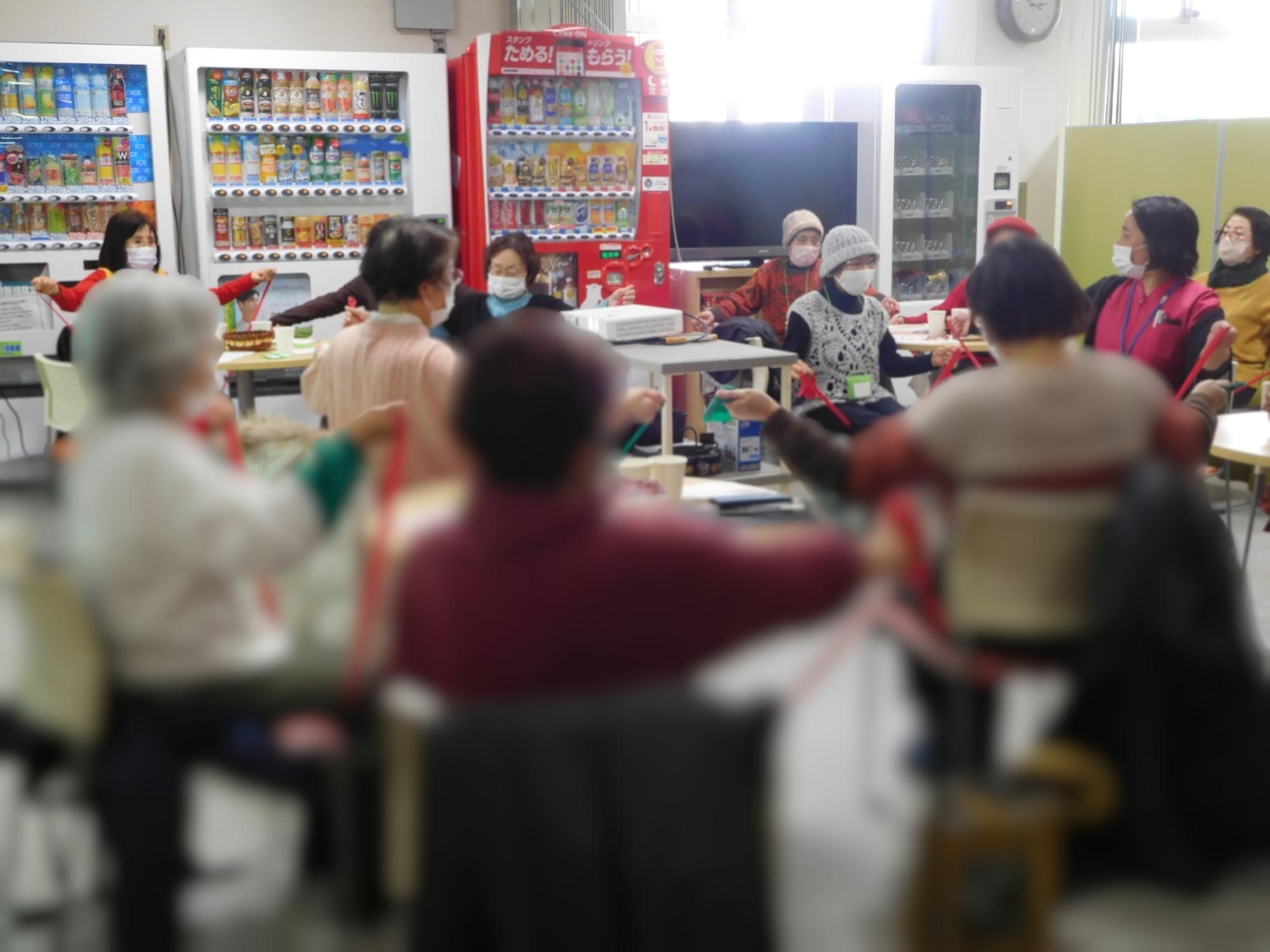 参加者がレクリエーションを行っている様子