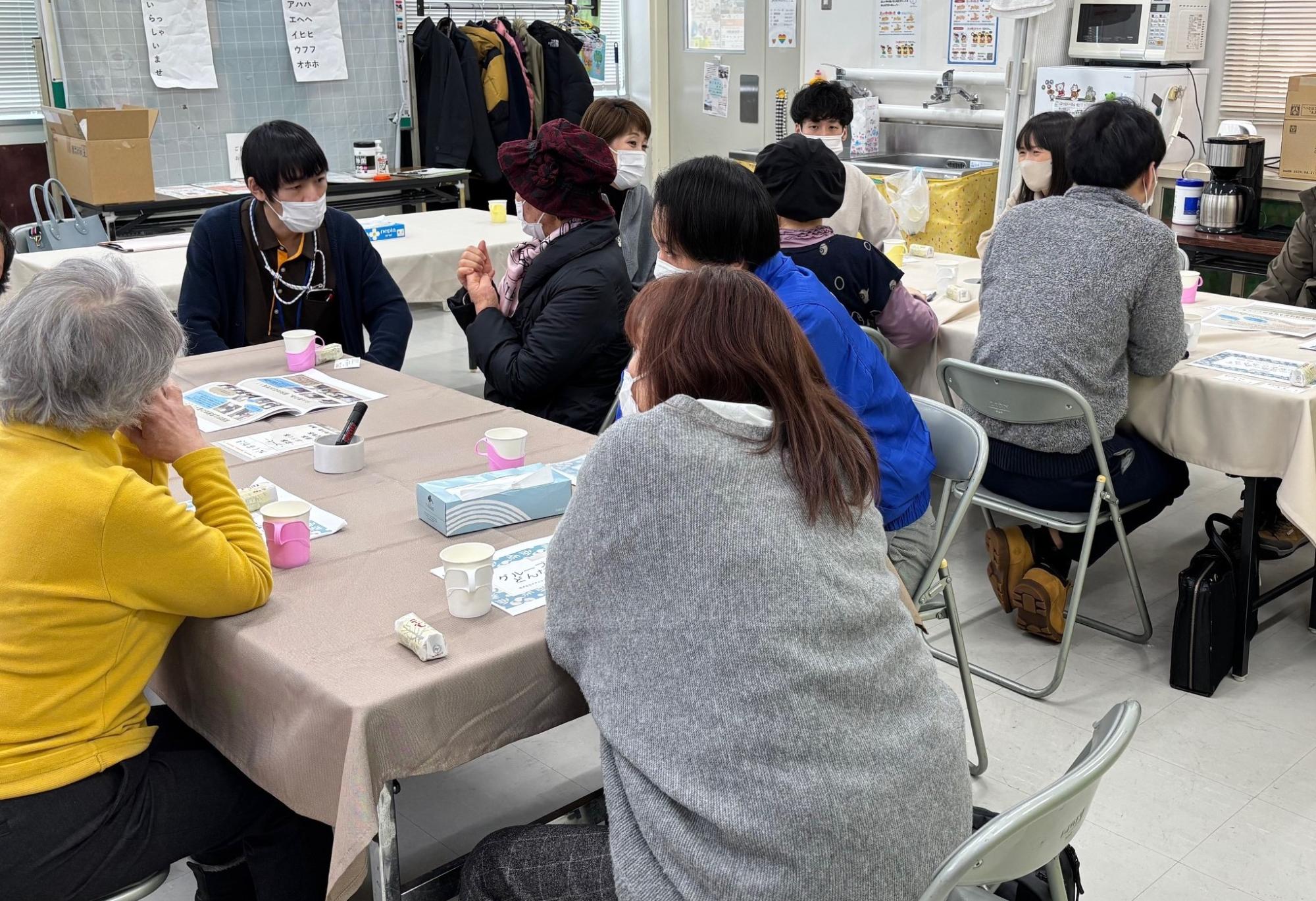 参加者が交流している様子