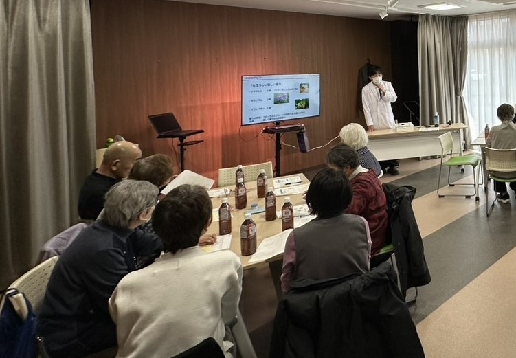 参加者が講話を聞いている様子