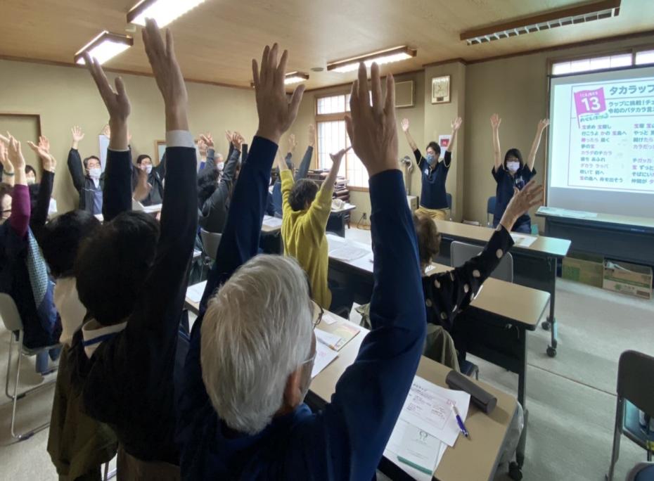 参加者が体操している様子