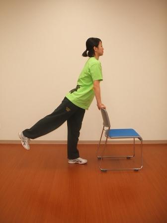 椅子を使った大臀筋（お尻）の筋力を高める運動の写真