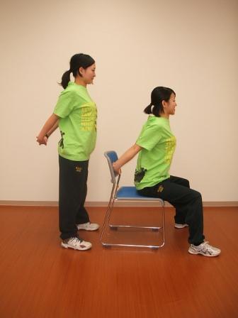 椅子を使用するパータンとしないパターンの大胸筋の調子を整える運動（ストレッチ）の写真