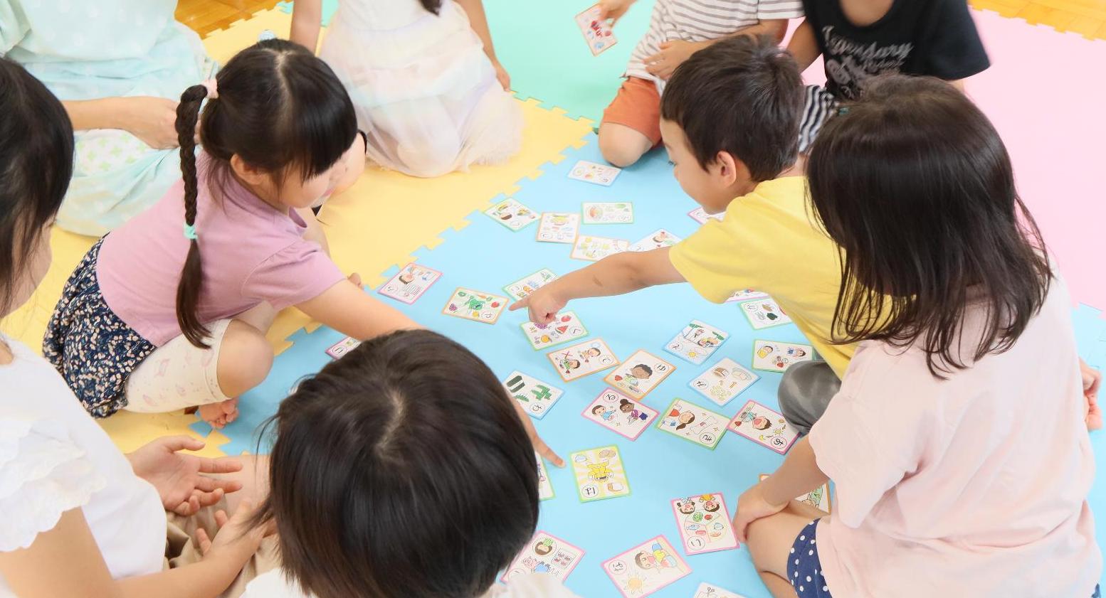 こどもが食育かるたで遊んでいます