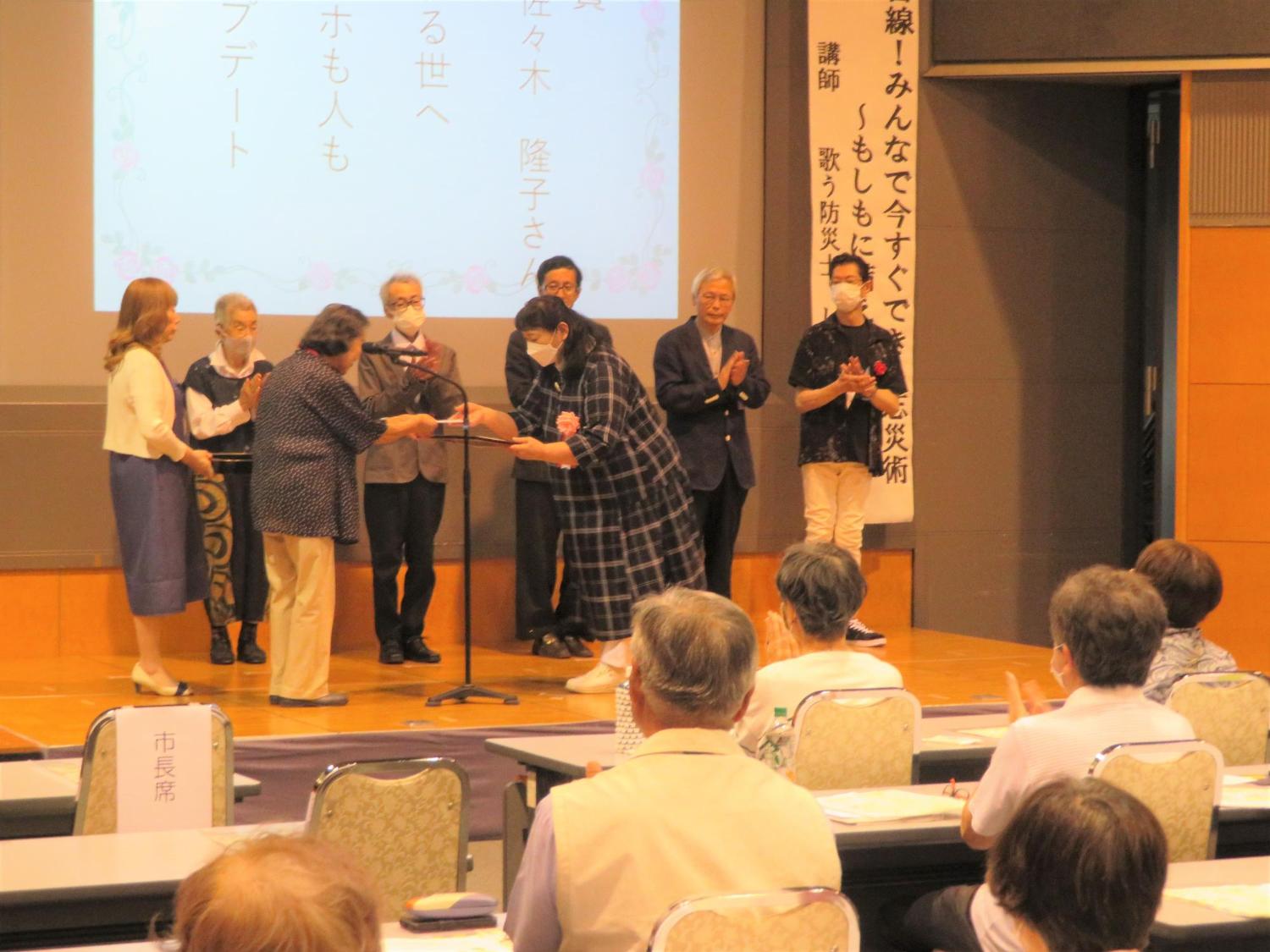 2025男女共同参画市民フォーラム川柳コンテスト表彰式の様子