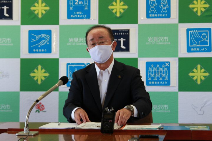 市長就任（三期目）に当たって記者会見する松野市長の写真