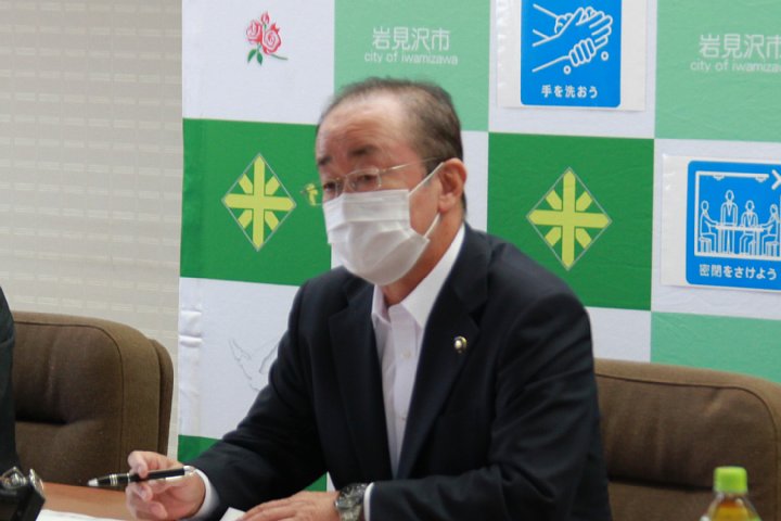 記者懇談会（第4回）で説明する松野市長の写真