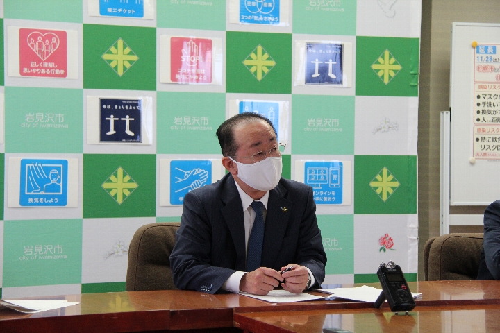 記者懇談会（第6回）で説明する松野市長の写真