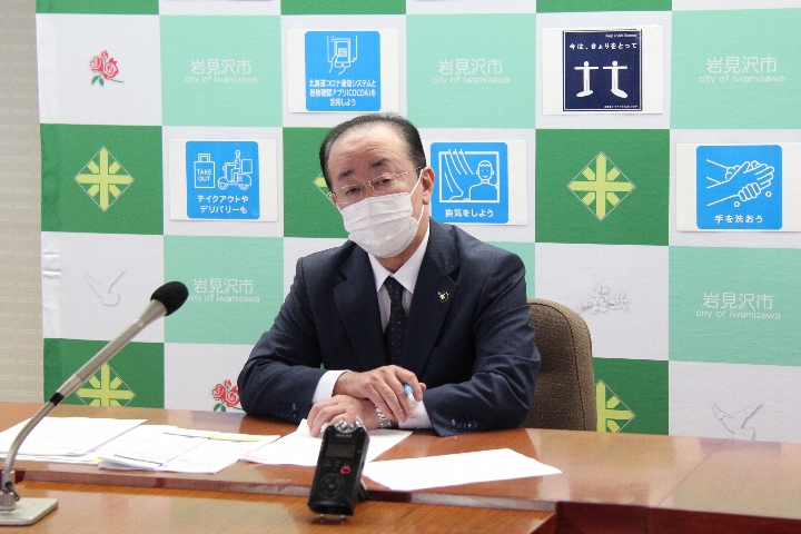 記者懇談会（第7回）で説明する松野市長の写真