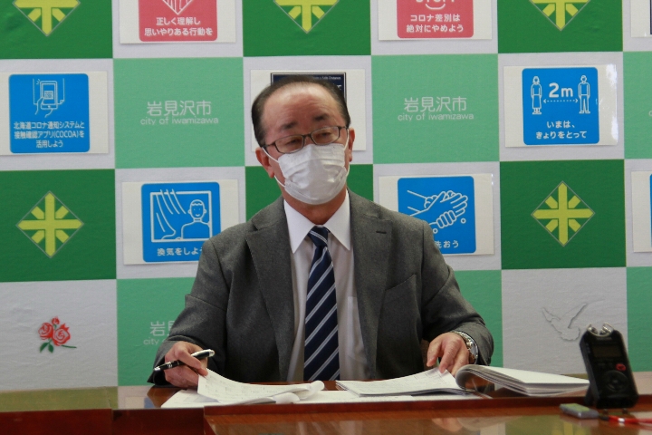 記者懇談会（第8回）で説明する松野市長の写真