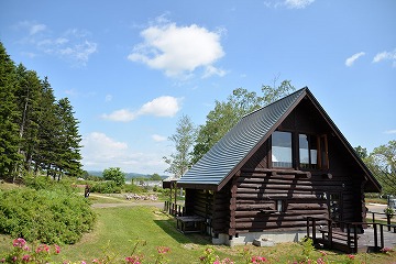 右側に三角屋根の木造の建物が写っている写真