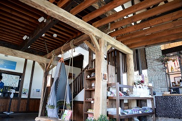 木造の棚や天井があるワイナリー店内の写真