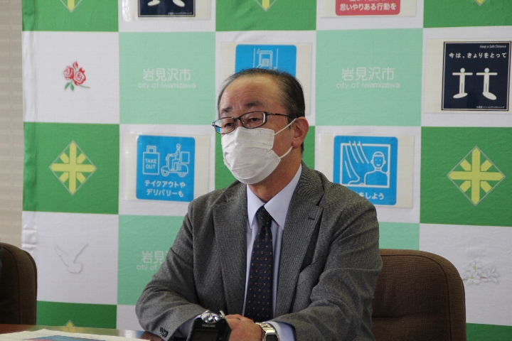 令和3年度の予算案に関する記者発表で説明する松野市長の写真