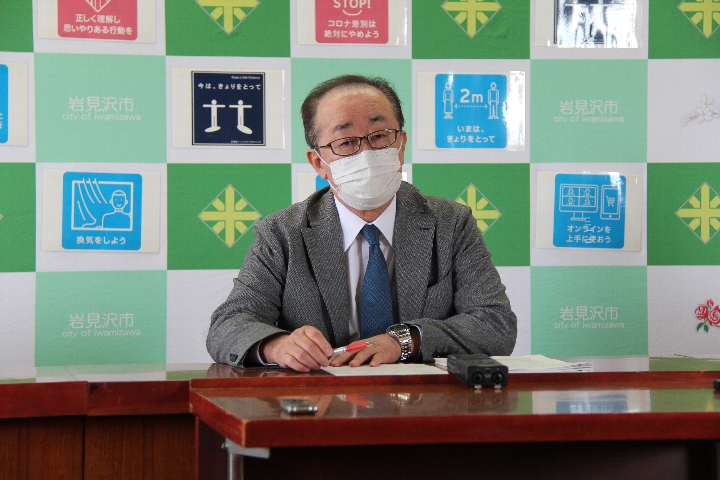 令和3年度の組織機構及び人事発令について説明する松野市長の写真