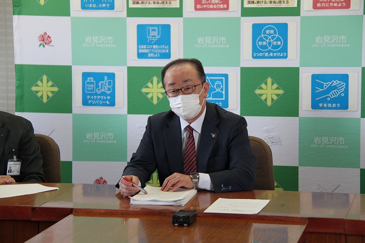 令和3年度第1回記者懇談会で令和2年度の除排雪事業について説明する松野市長の写真