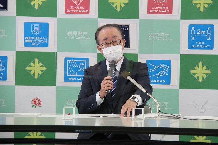 令和3年度第2回記者懇談会でワクチン接種について説明する松野市長の写真