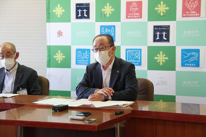 令和3年度第3回記者懇談会でワクチン接種について説明する松野市長の写真