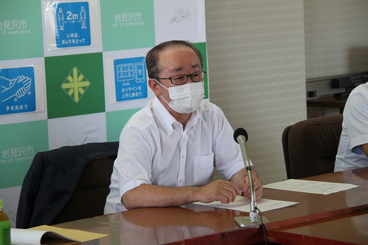 令和3年度第4回記者懇談会で記者の質問に答える松野市長の写真