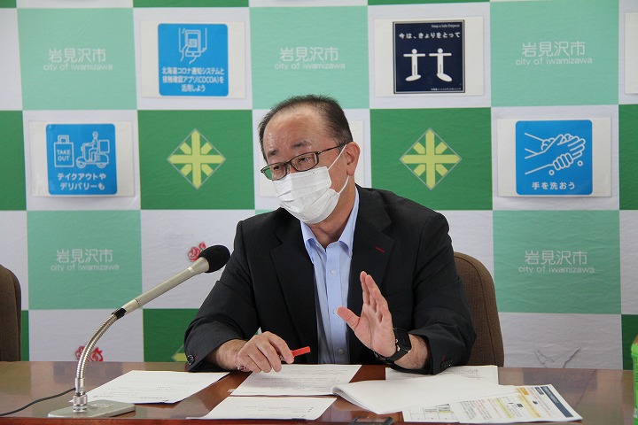 令和3年度第5回記者懇談会で記者の質問に答える松野市長の写真