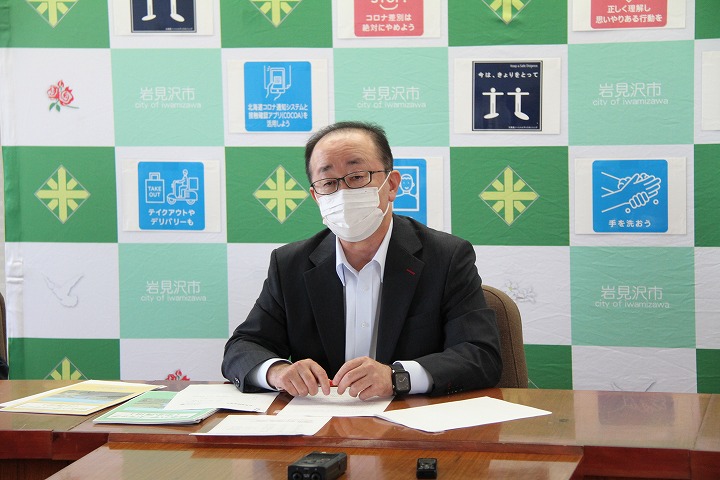 令和3年度第6回記者懇談会でハザードマップの改訂について説明する松野市長の写真