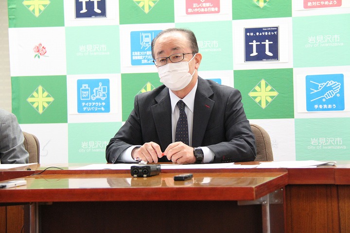 令和3年度第7回記者懇談会で令和4年度の予算編成方針について説明する松野市長の写真