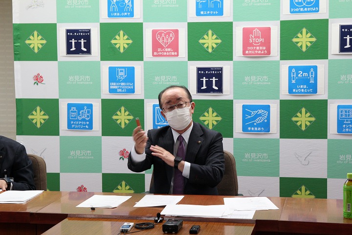 令和3年度第8回記者懇談会で3回目のワクチン接種について説明する松野市長の写真