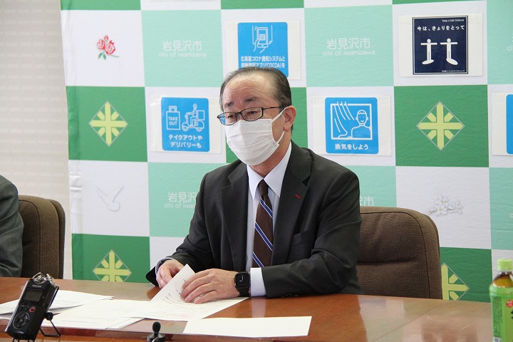 令和3年度第9回記者懇談会で書かない窓口について説明する松野市長の写真