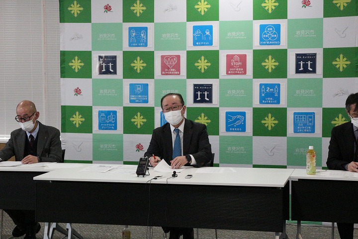令和3年度第10回記者懇談会で雪対策の進捗状況について説明する松野市長の写真