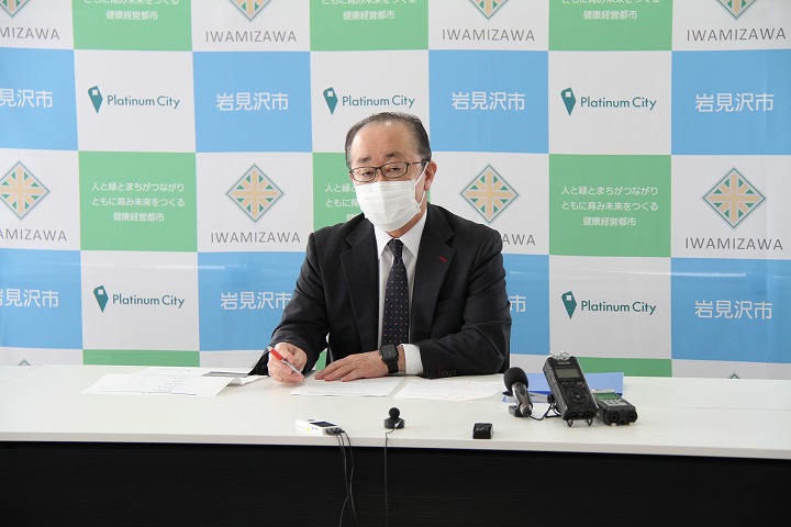 令和4年度予算案について説明する松野市長の写真
