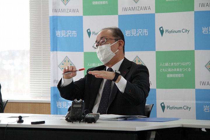令和4年度予算案に関する記者発表で記者の質問に答える松野市長の写真