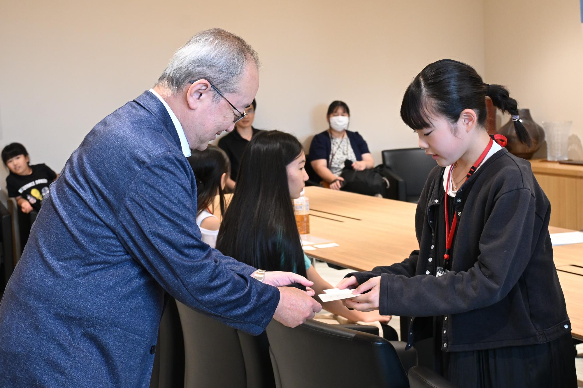 市長と名刺交換する小学生