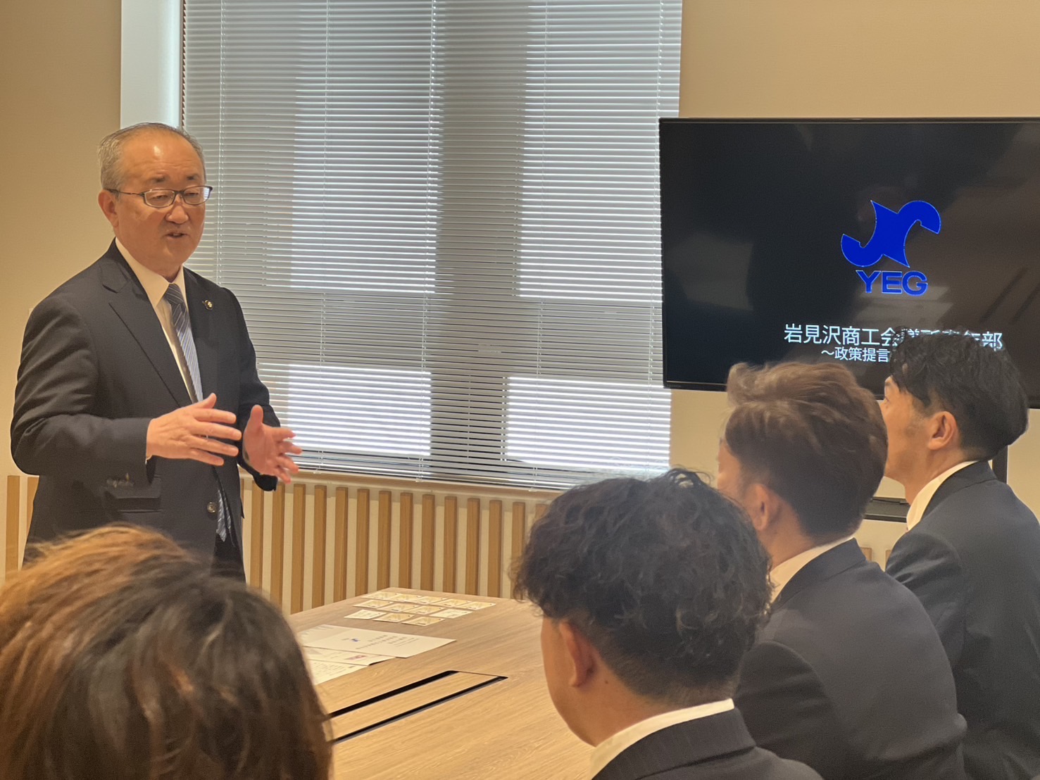 岩見沢商工会議所青年部政策提言書提出の写真
