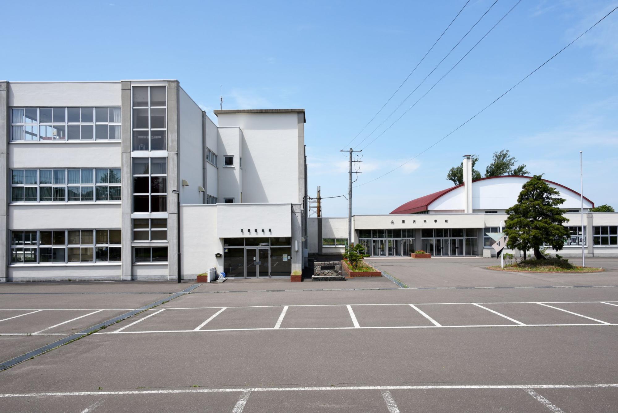 岩見沢市立栗沢中学校の外観の写真