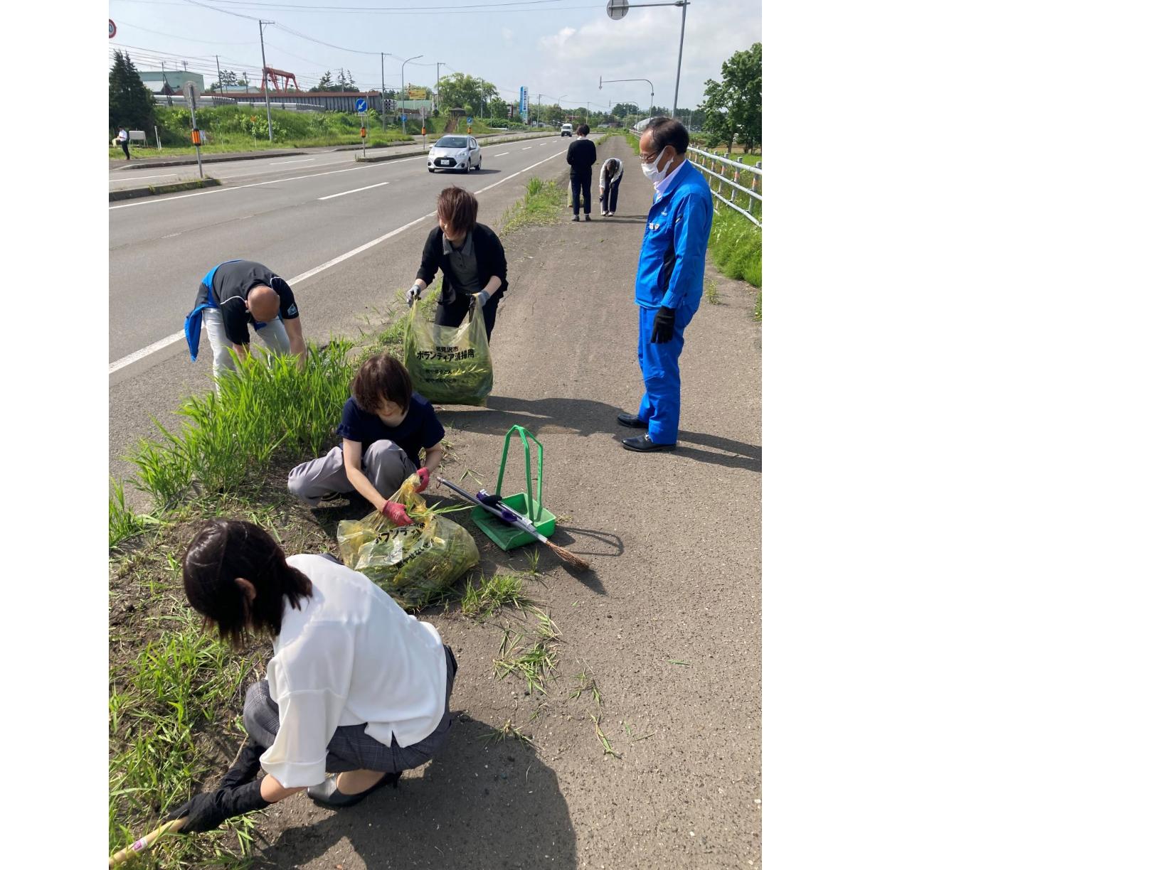 道路沿いの雑草を清掃している様子