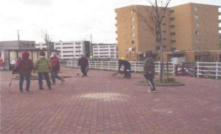 ゴミ拾いをしている様子