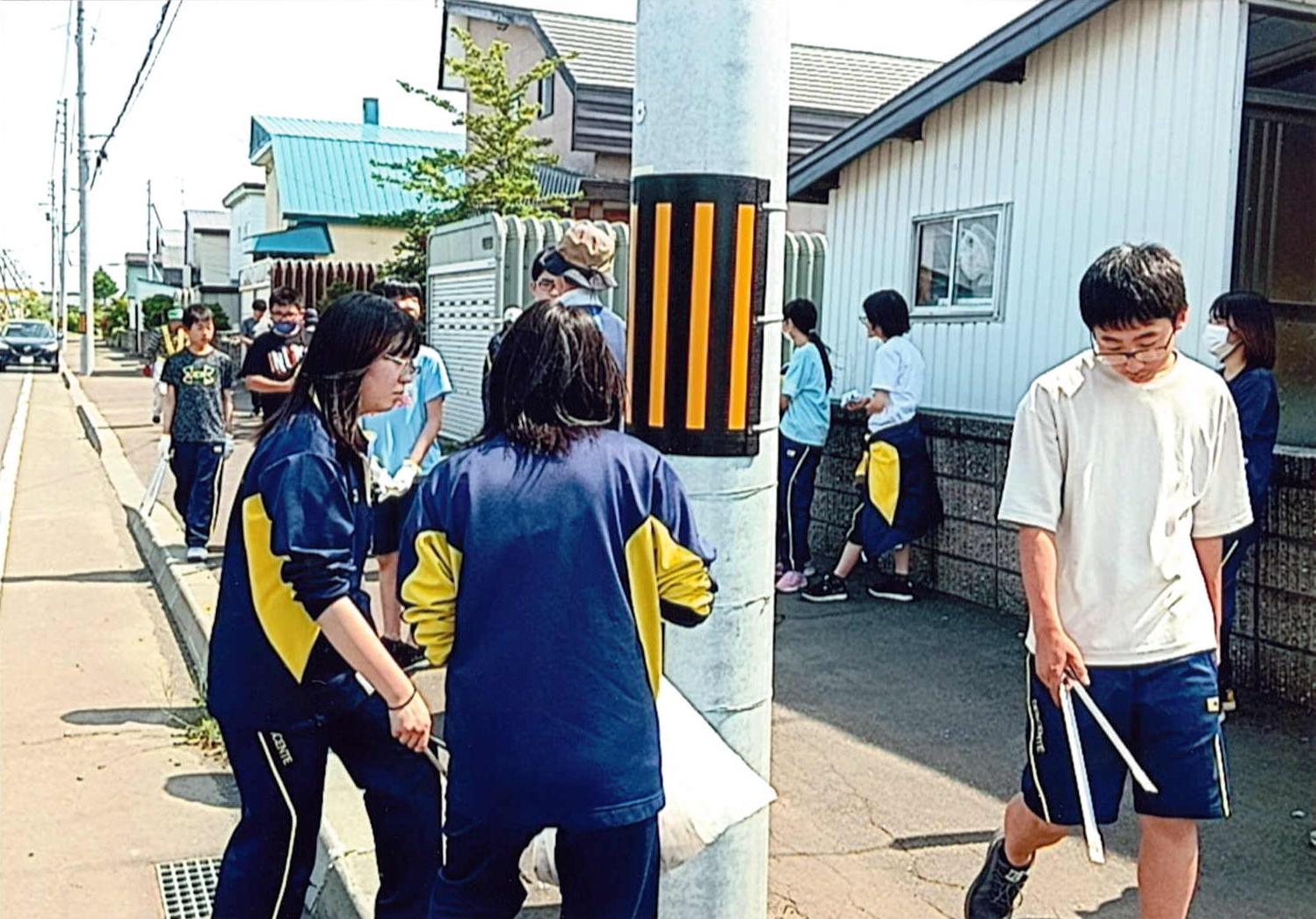 ゴミ拾いをしている様子