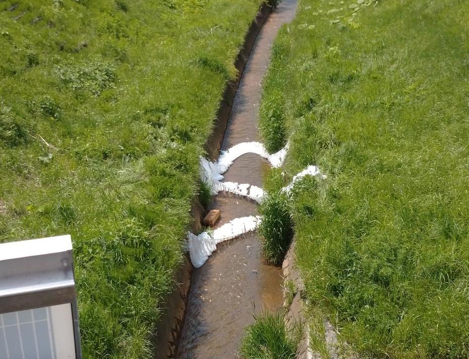 河川に設置したオイルフェンス