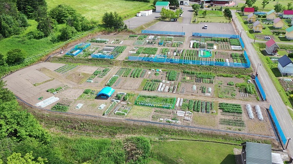 栗沢クラインガルテンの市民農園を上空から撮影した写真