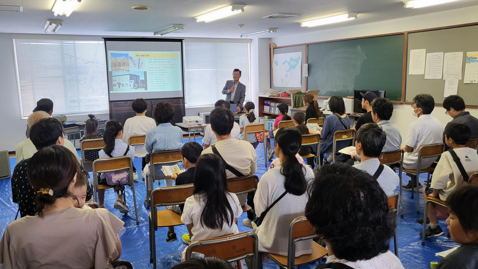 匠の技紹介教室で建築の魅力を語る松浦建設株式会社松浦社長と参加者の写真