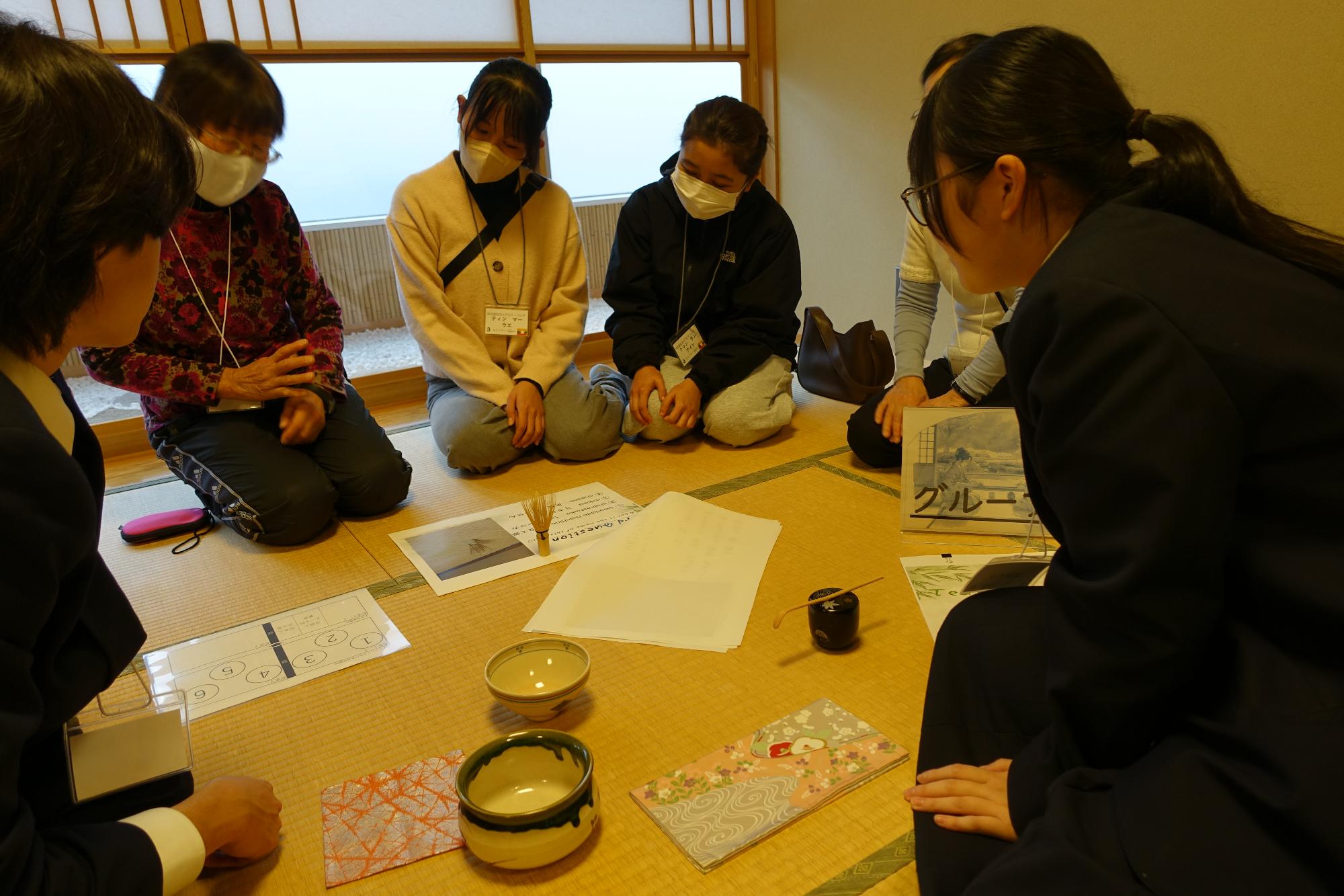 4択クイズをする外国人と日本人