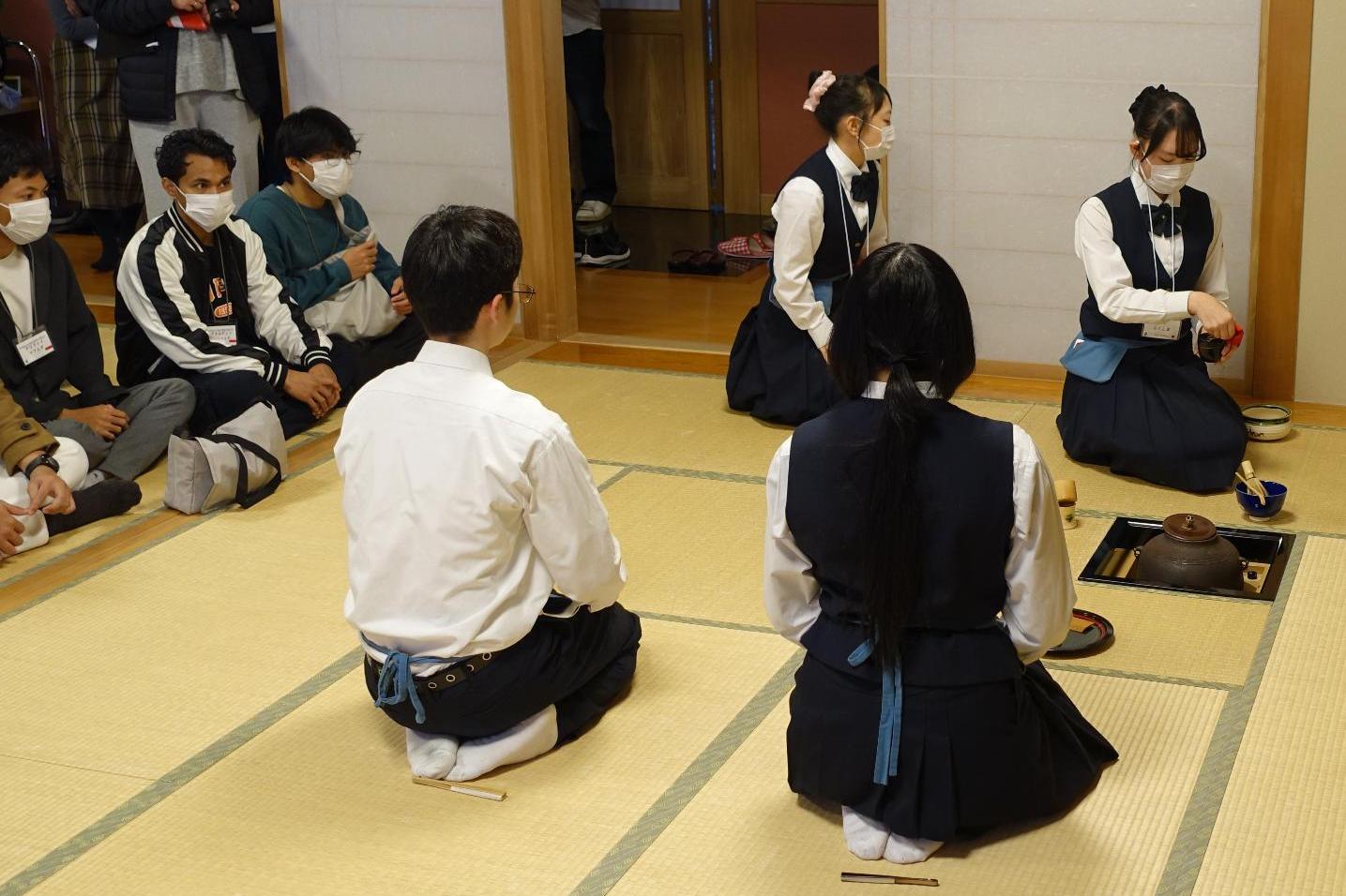 お手前を披露する緑陵高校の茶道部