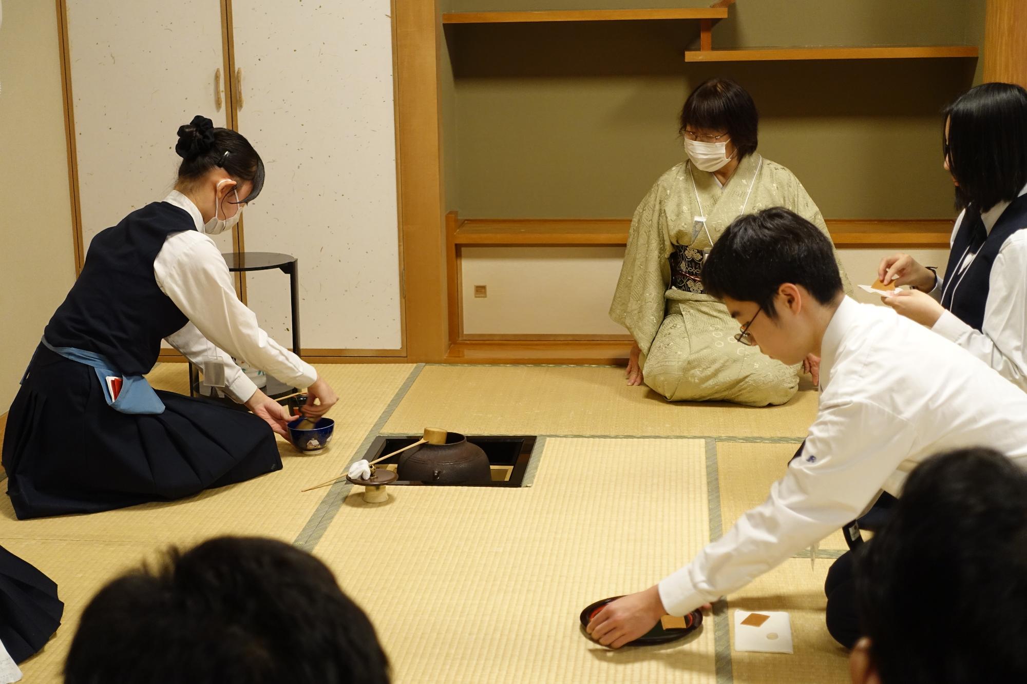 お手前を披露する緑陵高校の茶道部