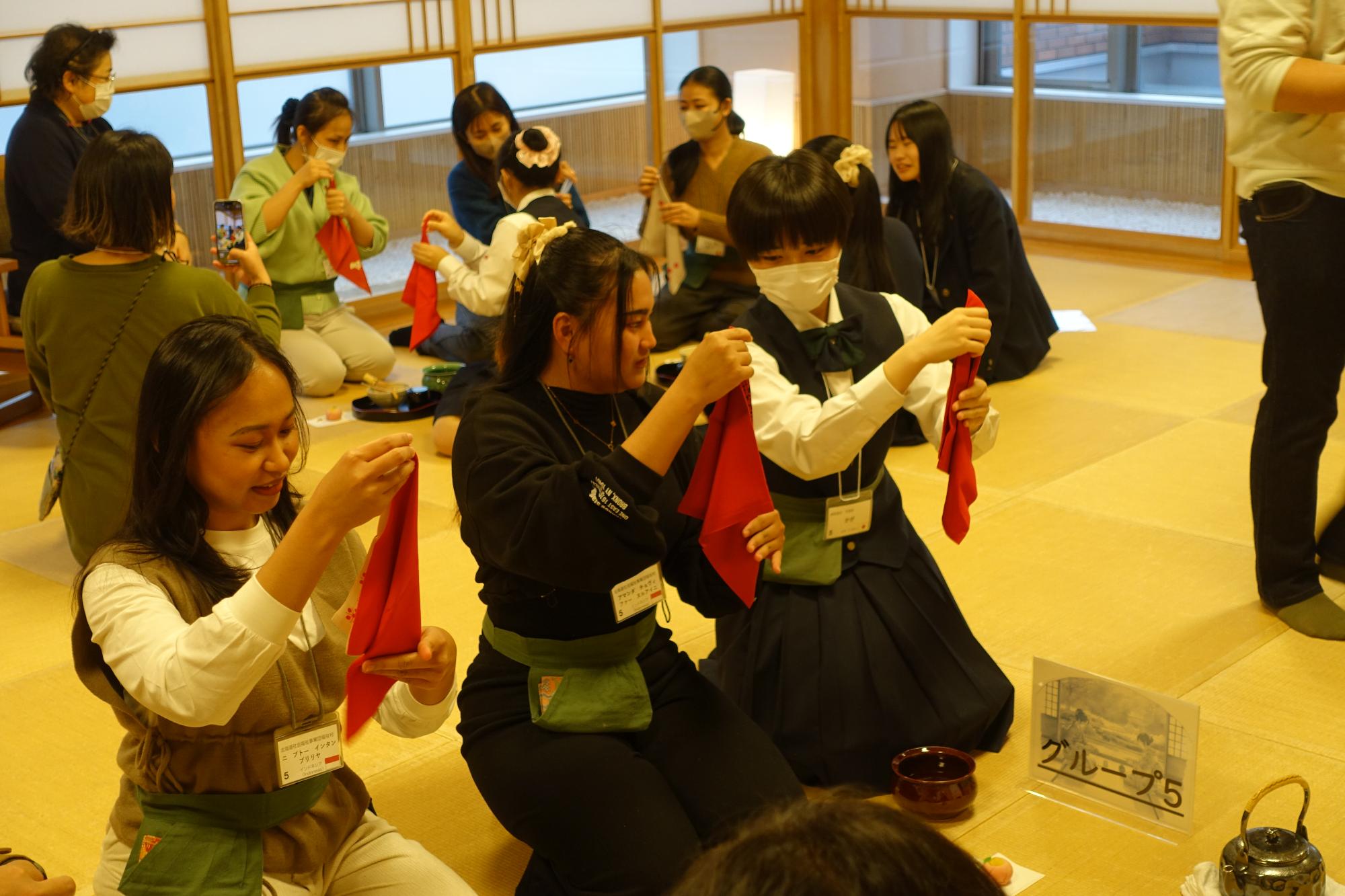 ふくさの畳み方を教わる外国人